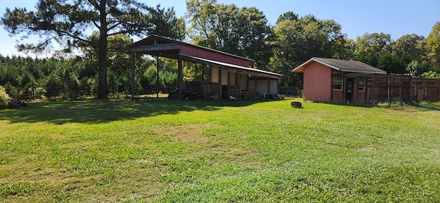 view of yard featuring an outdoor structure