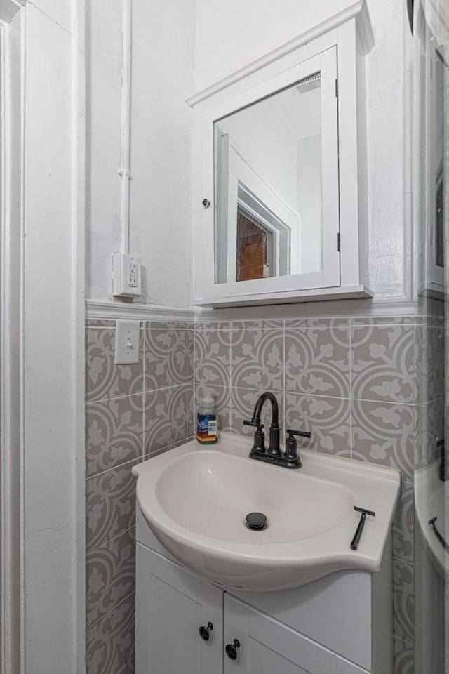 bathroom with backsplash and vanity