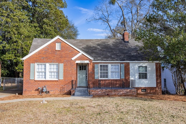 view of front of property featuring a front lawn