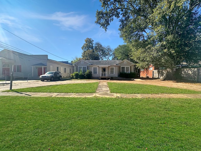 single story home featuring a front lawn