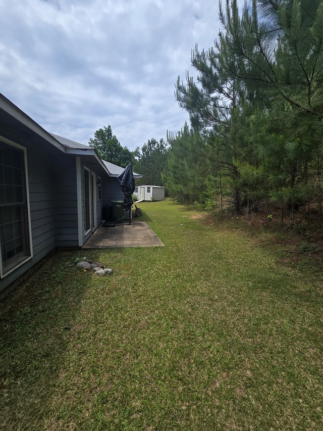 view of grassy yard featuring a patio area