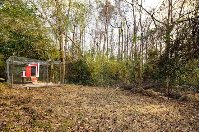 view of yard featuring an outbuilding