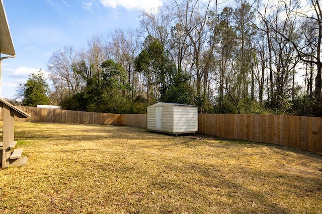 view of yard featuring a shed