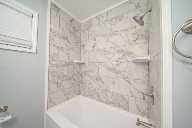 bathroom with tiled shower / bath