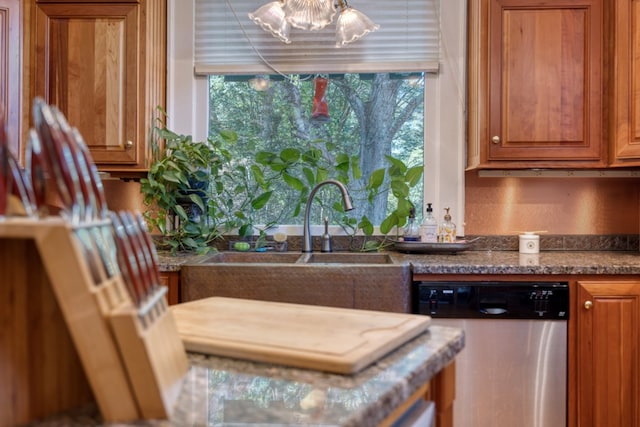 kitchen with an inviting chandelier, sink, plenty of natural light, and dishwasher