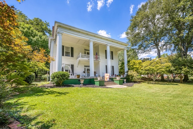 back of house featuring a lawn