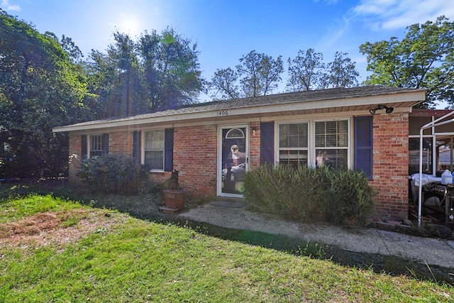 ranch-style house featuring a front yard