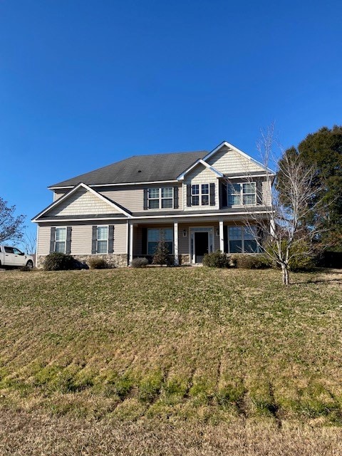 view of front of property featuring a front yard