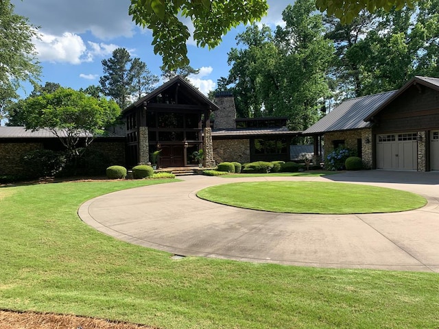 view of property's community featuring a yard