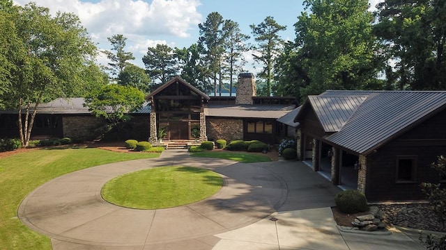 view of front of property featuring a front lawn