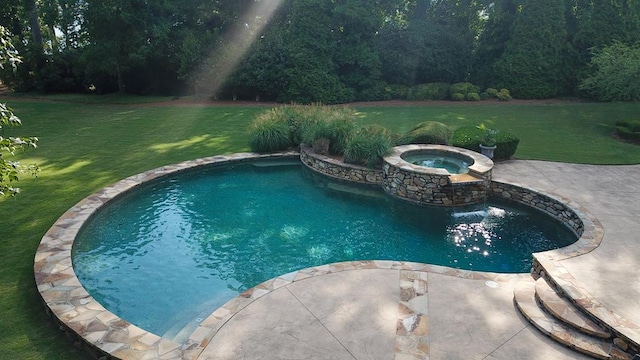 view of pool featuring an in ground hot tub, a yard, and a patio