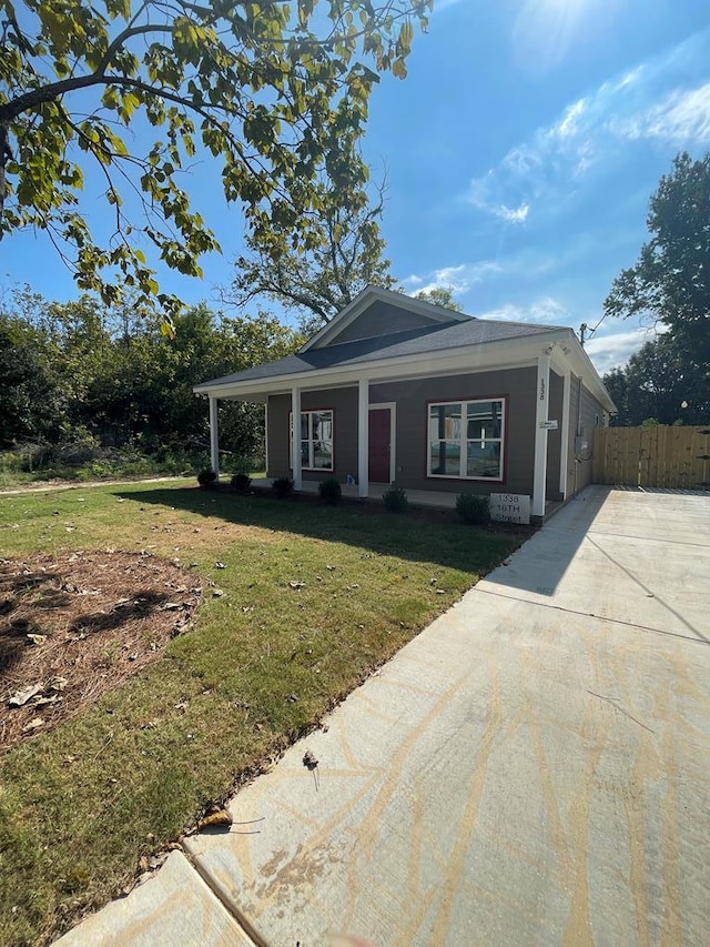 view of front of property featuring a front yard