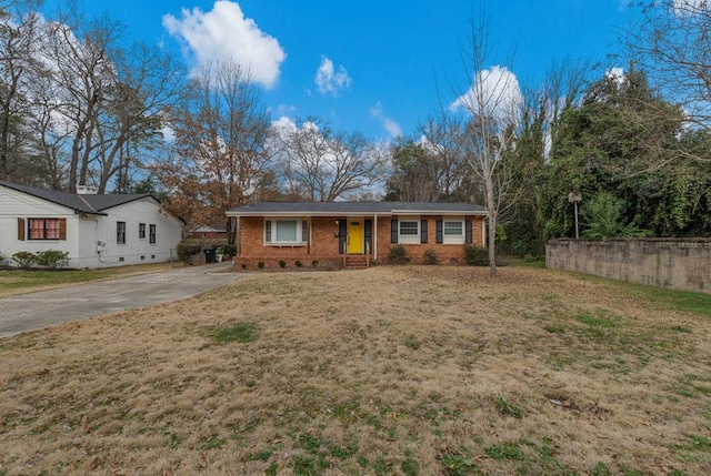 single story home featuring a front yard