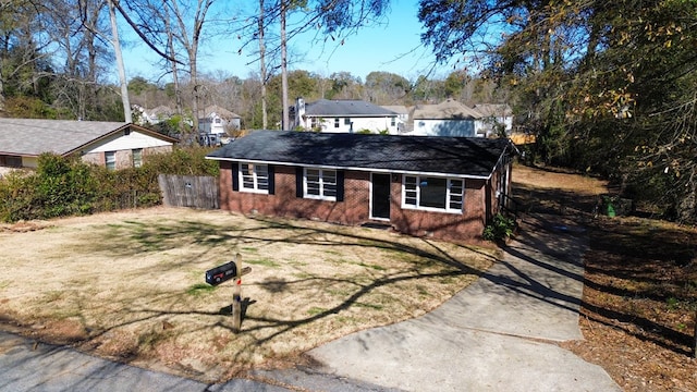 view of front of house featuring a front lawn