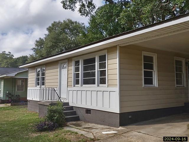 view of front facade with a front yard