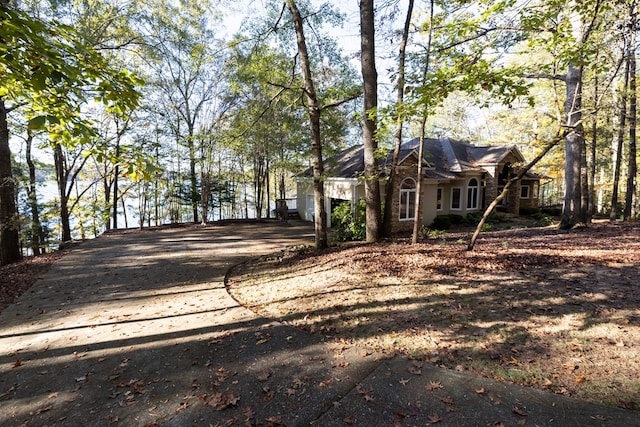 view of front of property featuring concrete driveway