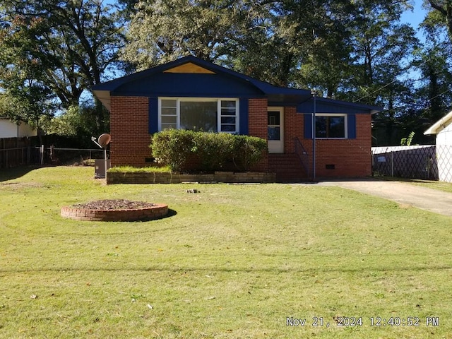 view of front facade featuring a front yard