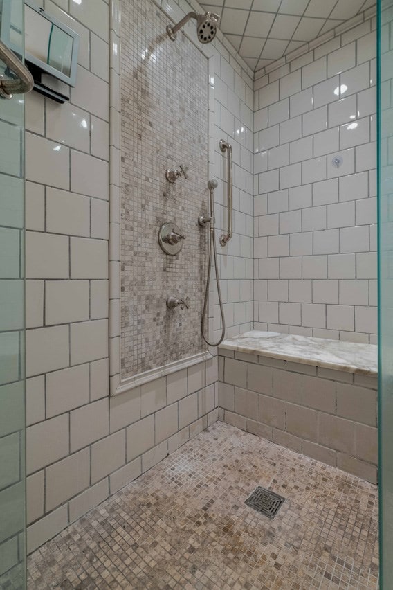 full bathroom featuring a tile shower