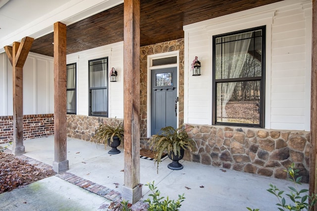 doorway to property with covered porch