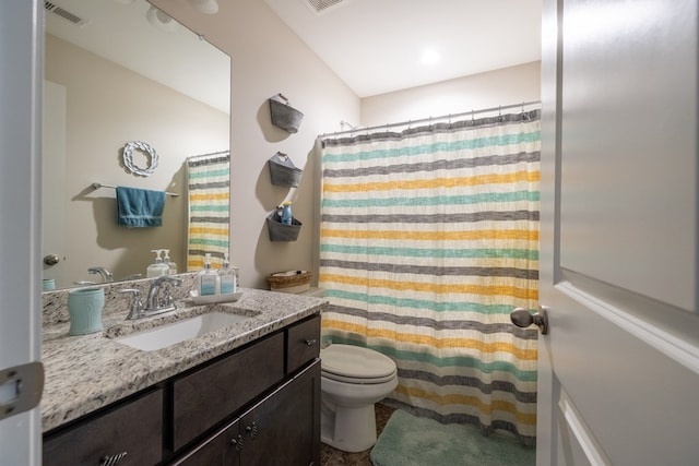 full bathroom with toilet, a shower with curtain, visible vents, and vanity