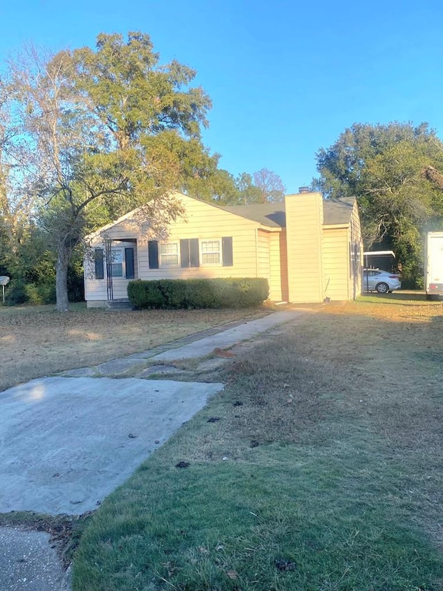 ranch-style home with a front yard