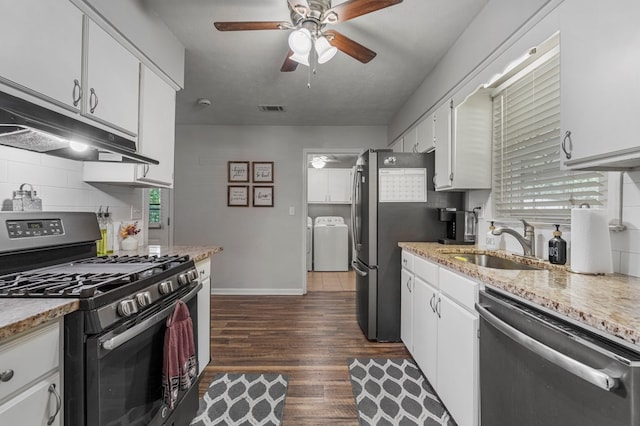 kitchen with a ceiling fan, visible vents, appliances with stainless steel finishes, a sink, and under cabinet range hood