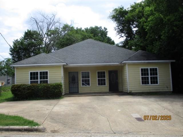 1902 6th Ct, Phenix City, AL 36867 - ranch-style home featuring driveway