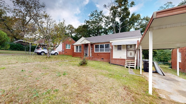 view of front of house featuring a carport and a front lawn