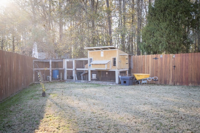 view of yard with an outbuilding