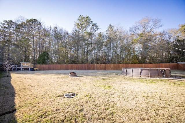 view of yard featuring a fenced in pool