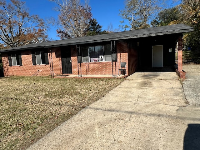 ranch-style house featuring a front yard and a carport