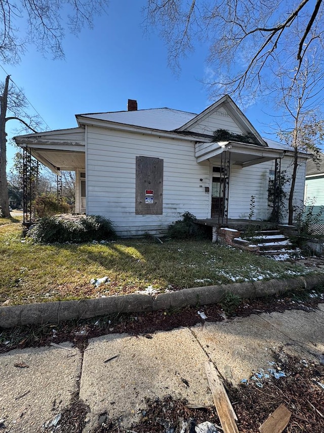 view of front facade with a front yard