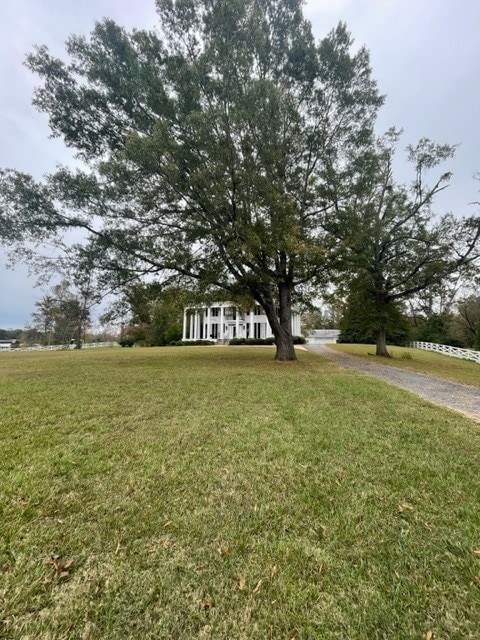 view of front facade featuring a front yard