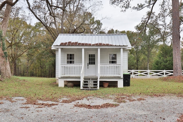 view of front of home featuring covered porch and a front yard