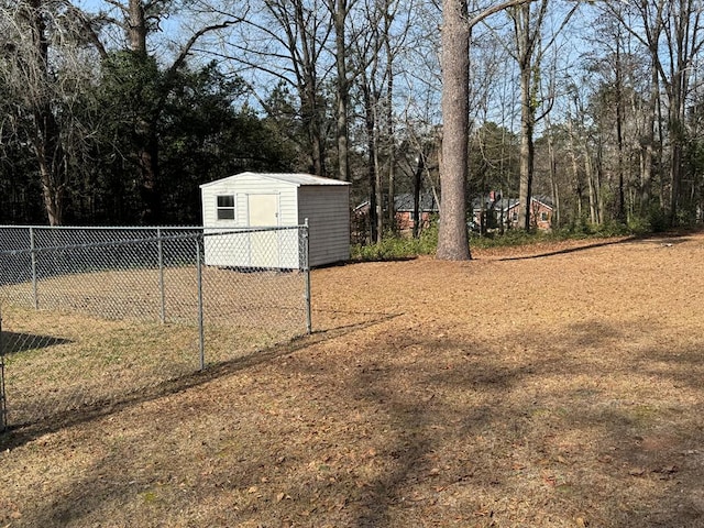 view of yard featuring a storage unit