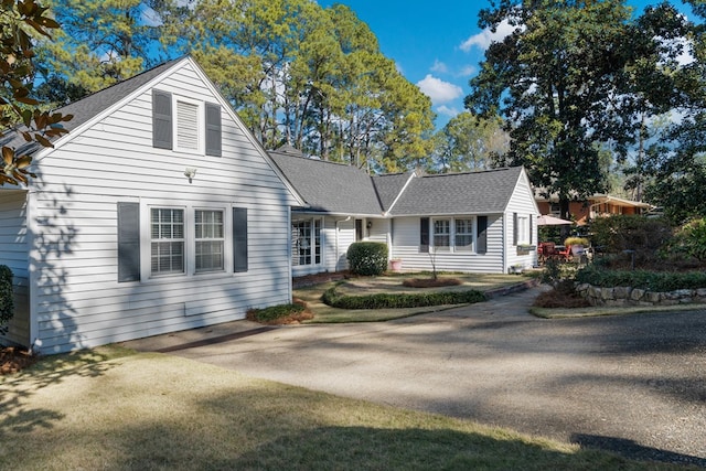 view of front of property featuring a shingled roof