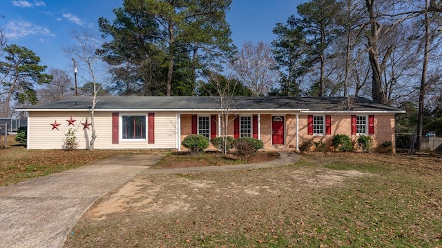 single story home with a front yard