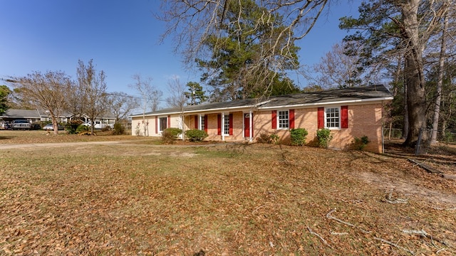 ranch-style house featuring a front lawn