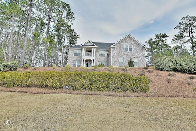 view of front of house featuring a front yard