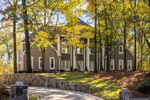 view of front of house featuring a front yard