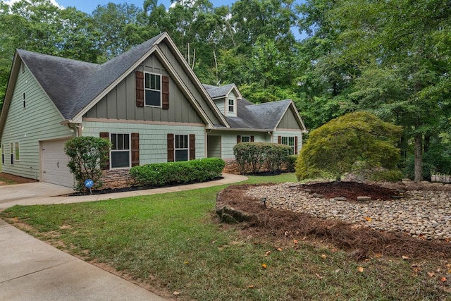 view of front of property featuring a front lawn