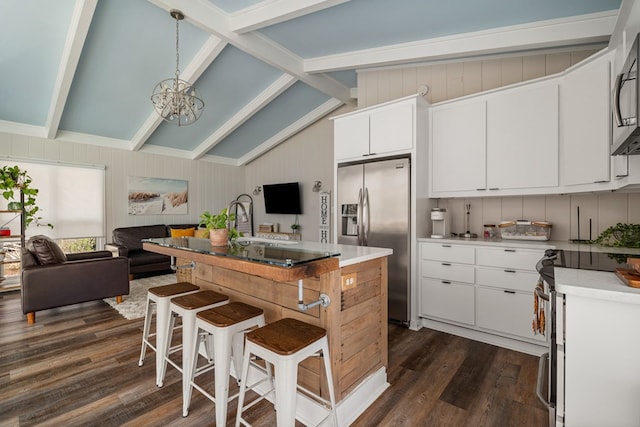 kitchen featuring dark wood finished floors, an inviting chandelier, stainless steel appliances, light countertops, and open floor plan