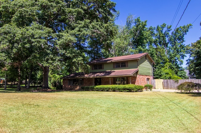 front facade featuring a front yard