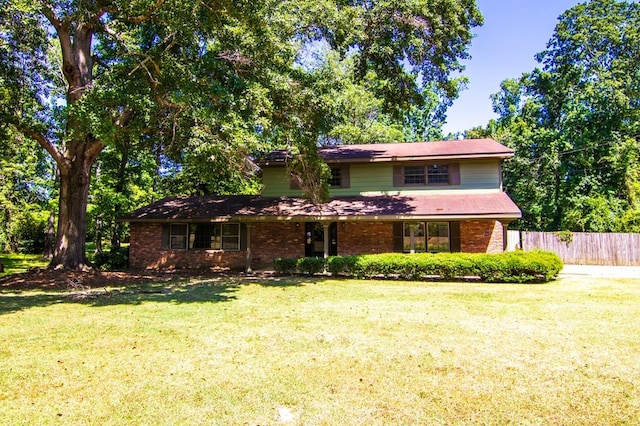 view of front of property featuring a front yard