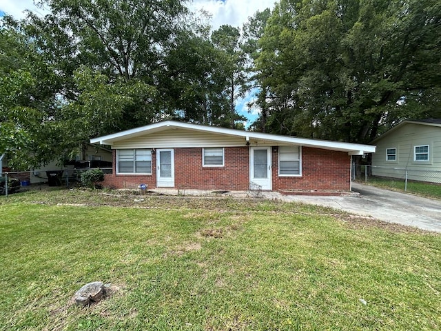 ranch-style home featuring a front lawn