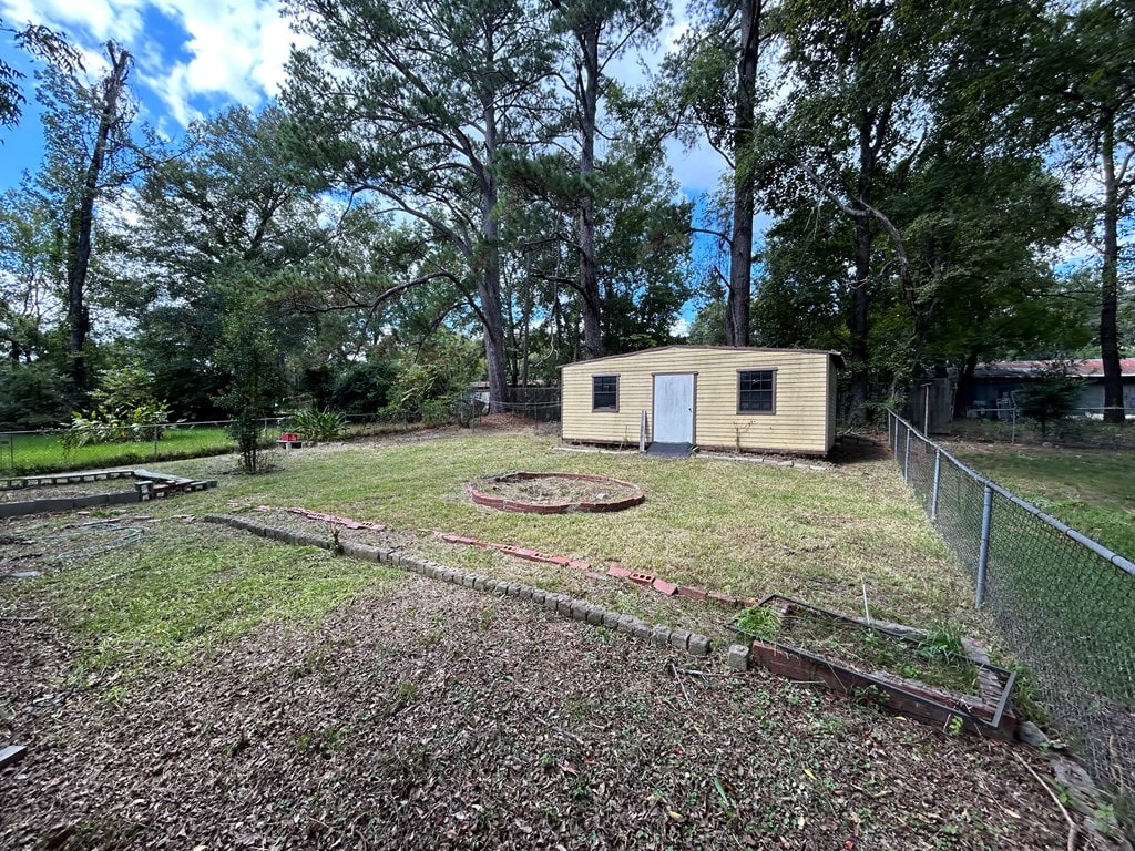 view of yard featuring a shed