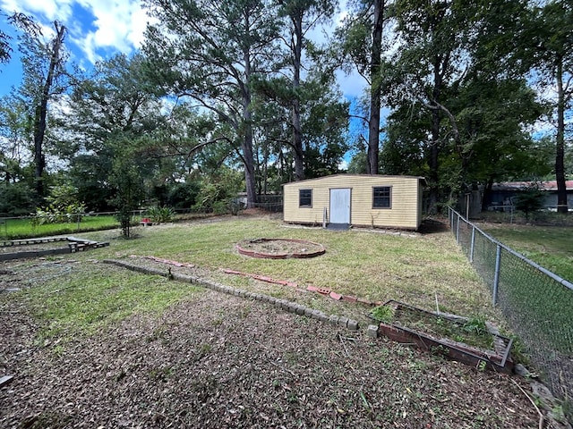 view of yard featuring a shed