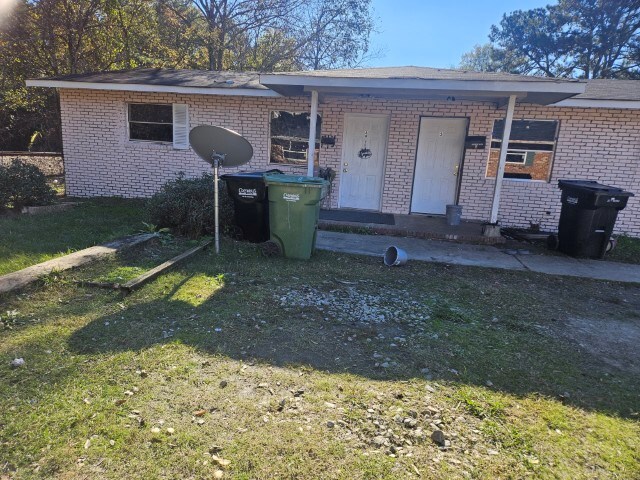 view of front of home featuring a front lawn