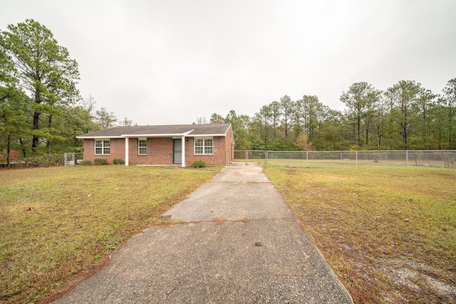 ranch-style home featuring a front lawn