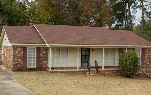 ranch-style house featuring a front lawn